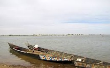 Tiguéré isolé par la crue du fleuve : la pirogue, unique lien avec Matam Tiguéré isolé par la crue du fleuve : la pirogue, unique lien avec Matam