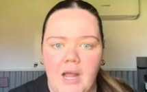 Quelqu’un a volé le numéro du billet d’avion qu’elle montrait sur TikTok, elle ne peut plus voyager
