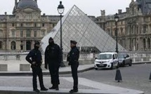Cambriolage au Louvre : Des bijoux Napoléon d’une « valeur inestimable » dérobés, une couronne retrouvée par terre