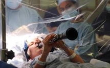 Royaume-Uni : Pendant son opération, cette patiente atteinte de la maladie de Parkinson joue de la clarinette Royaume-Uni : Pendant son opération, cette patiente atteinte de la maladie de Parkinson joue de la clarinette