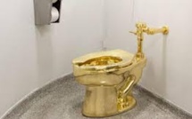 Les toilettes en or massif de Maurizio Cattelan ont été vendues plus de 12 millions de dollars aux enchères