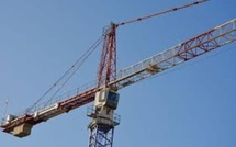 Espagne : Une grue lâche sa cargaison qui s’écrase sur une route en contrebas au milieu des voitures