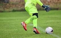 Football : Une bagarre éclate sur le terrain, un joueur en profite pour marquer dans le but vide