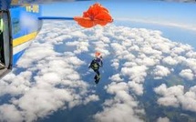 Australie : Un parachutiste happé se retrouve accroché à l’arrière de l’avion, il survit par miracle