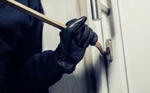 Un cambrioleur tente de forcer une porte… la poignée lui reste dans les mains