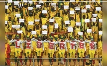 Des supporters sénégalais mobilisés pour la libération de leurs compatriotes lors du match contre la Gambie