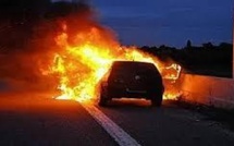 Thiès : un véhicule prend feu à la sortie de Keur Ndioukoune, trois personnes sauvées